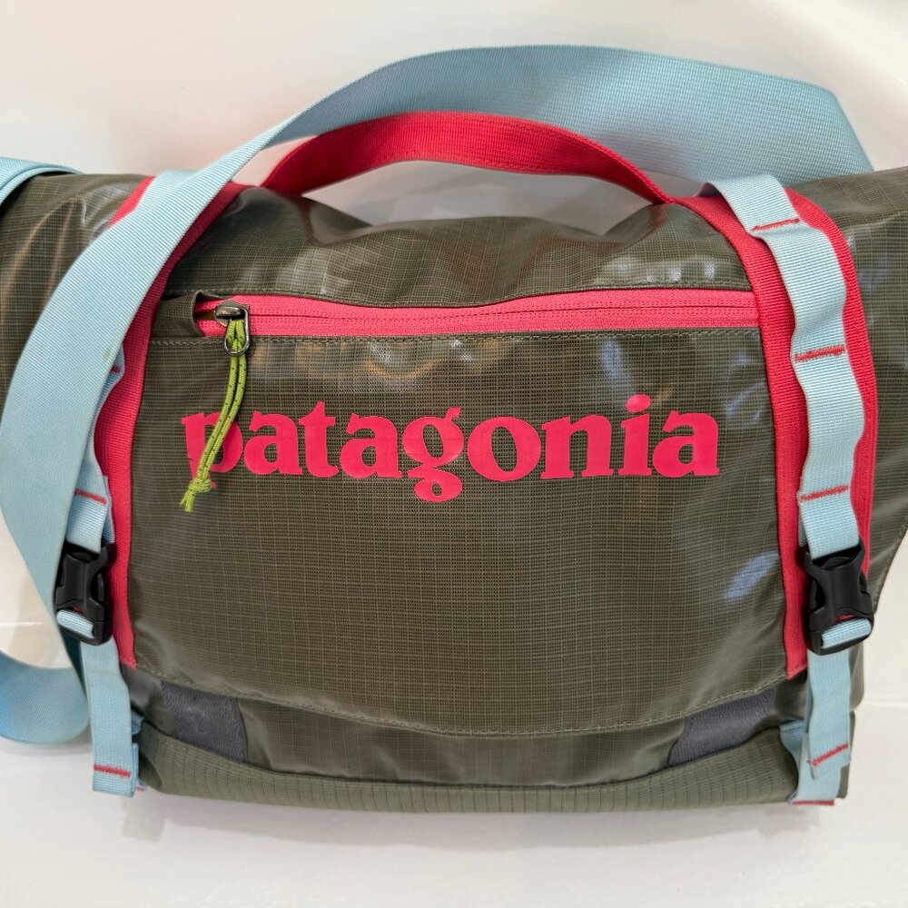 patagonia black hole mini messenger laptop bag